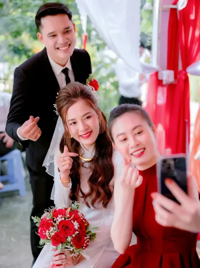 Selfie with the bride and groom