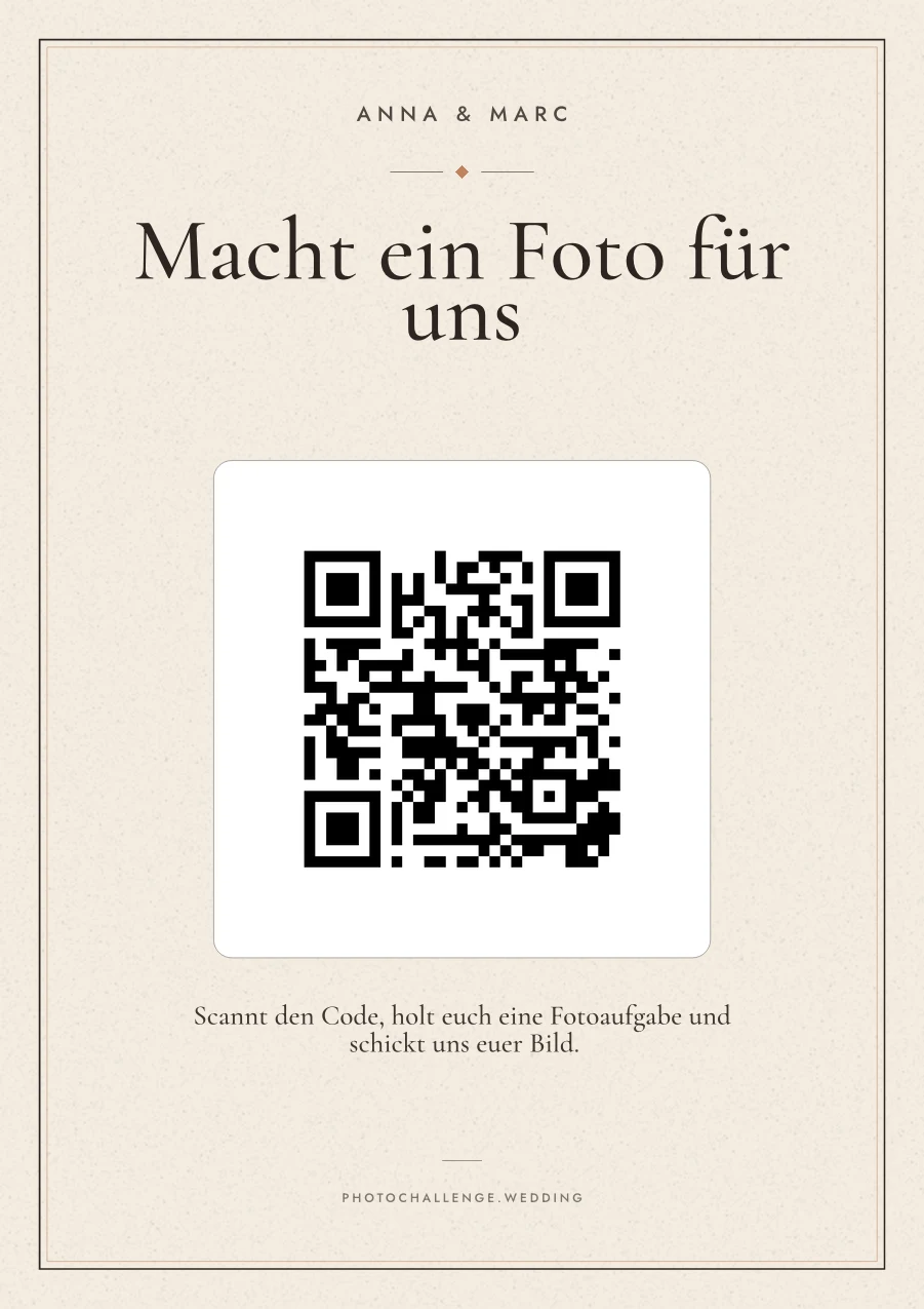 Ein gedrucktes Foto-Challenge-Schild in warmem Sandton mit den Namen des Paares, einem QR-Code und einer kurzen Anleitung