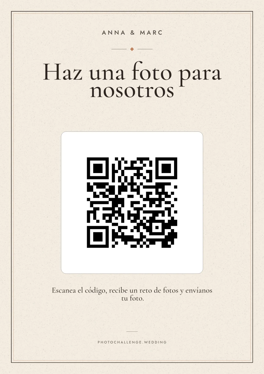 Un cartel impreso de photo challenge en tono arena cálido con los nombres de la pareja, un código QR y una instrucción breve