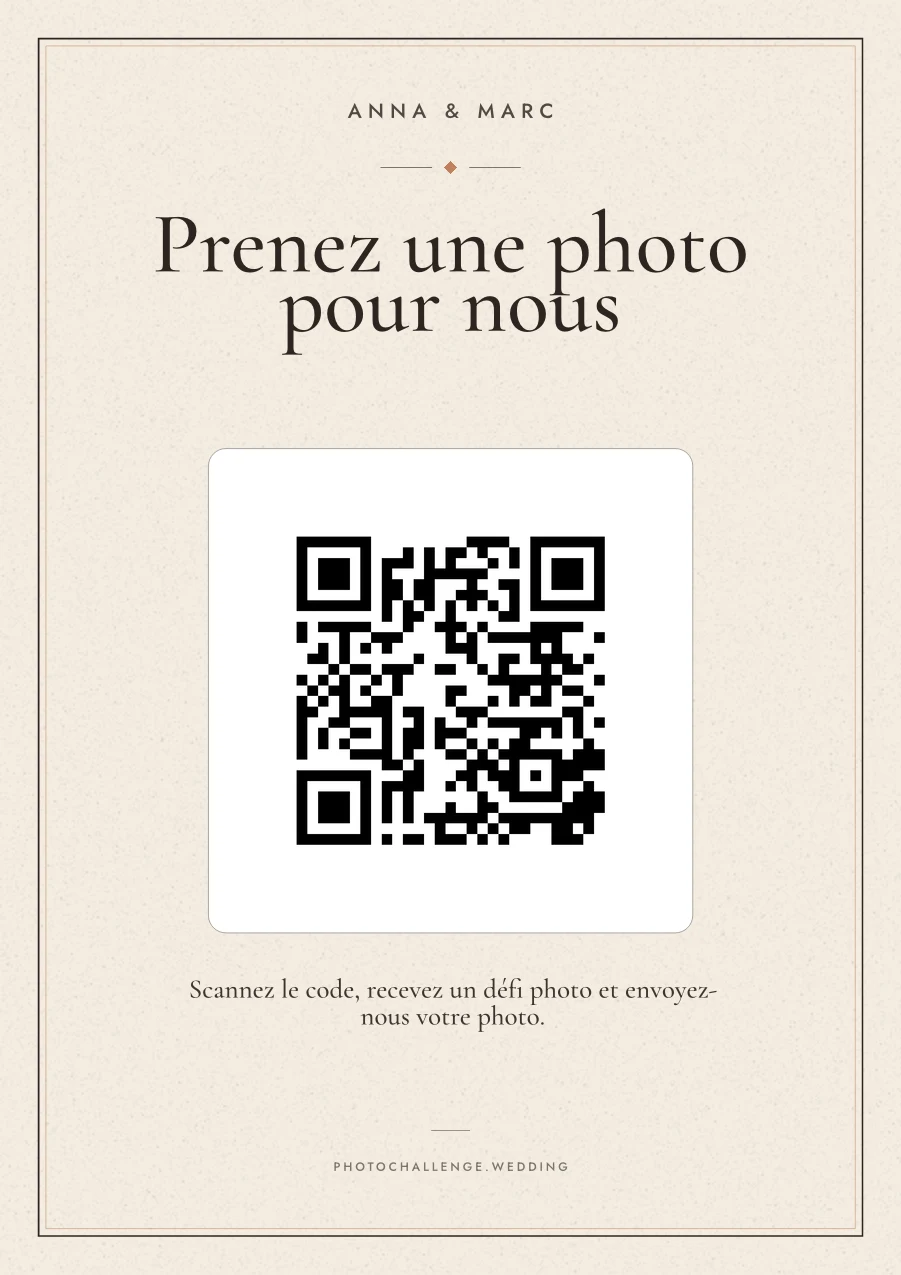 Une affiche de photo challenge imprimée, couleur sable chaud, avec les prénoms des mariés, un QR code et une courte consigne