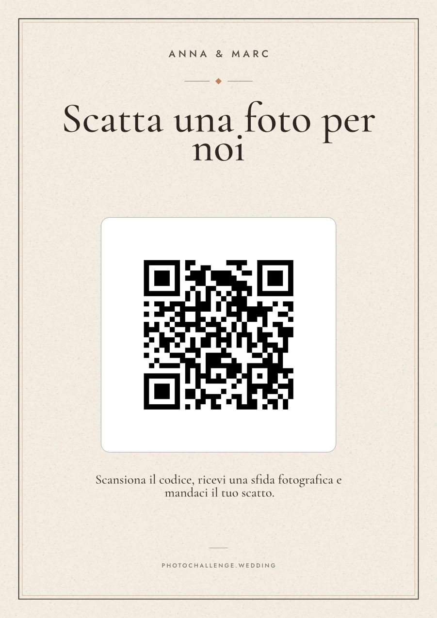 Un cartello stampato per la photo challenge in un caldo color sabbia, con i nomi degli sposi, un QR code e una breve istruzione